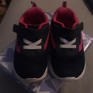 Little girl tennis shoes.